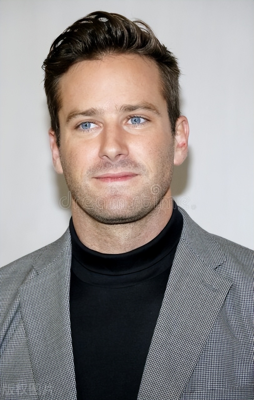 Armie Hammer 正在脚踏实地重新做人