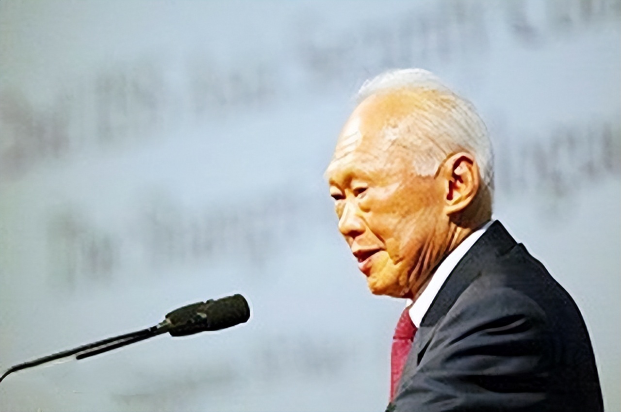 央视主持人陈伟鸿：55岁依然儒雅知性，一儿一女让人很羡慕