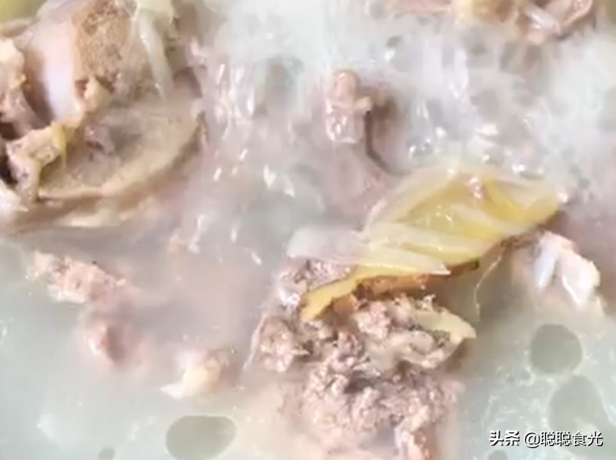 炖羊汤用料太多，难怪不好喝，记住只用3样料，汤浓肉香没膻味