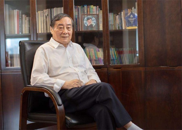每年赚上亿利息，却穿廉价衣服舍不得坐飞机，首富请他吃饭都不去