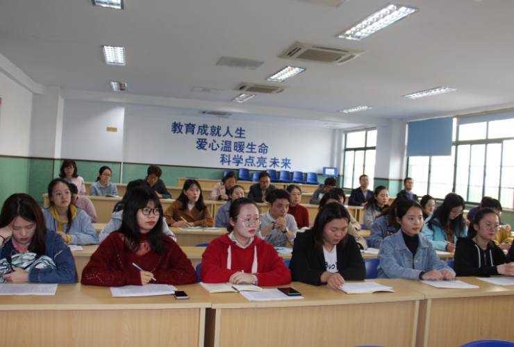 大学生搞笑吐槽大学4年划水经历，能力呈现倒退，也太虚度光阴了