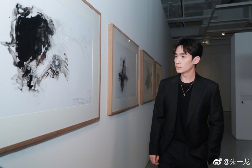 “小公爷”朱一龙，曾跑龙套10年，30岁逆袭成顶流，戏外仍未婚