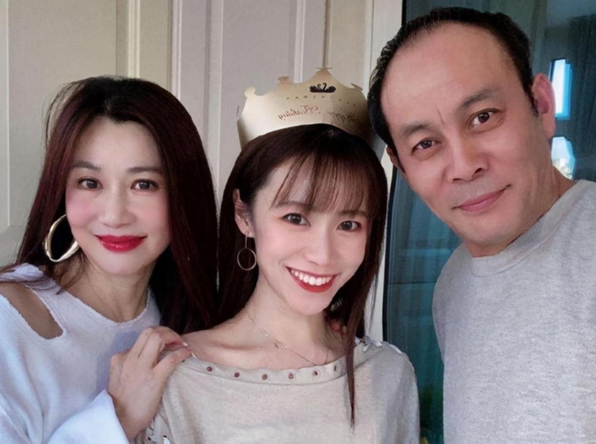 6位娱圈明星夫妻，从校服到婚纱，个个娶初恋，在一起最长40年