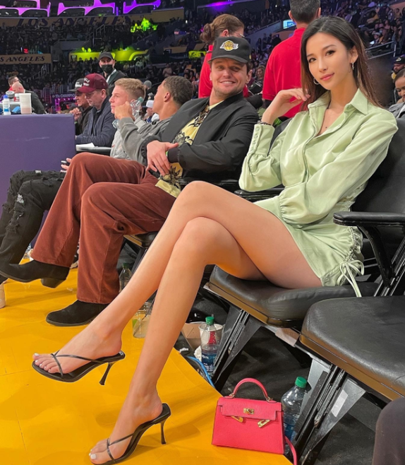 中国nba记者有哪些(爱了，爱了！中国NBA女记者意外走红，比湖人“女球迷”更有气质)