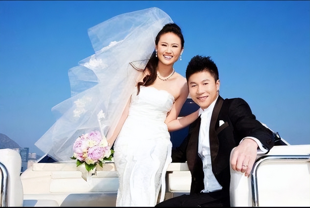 世界冠军李小鹏入选国际体操名人堂，却因妻子被群嘲，现状太解气