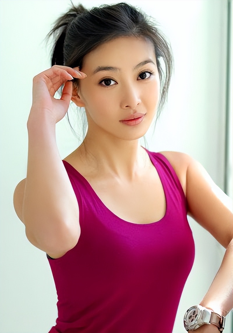 演员周知:帮张柏芝配音,出道18年不温不火,开店做生意也幸福