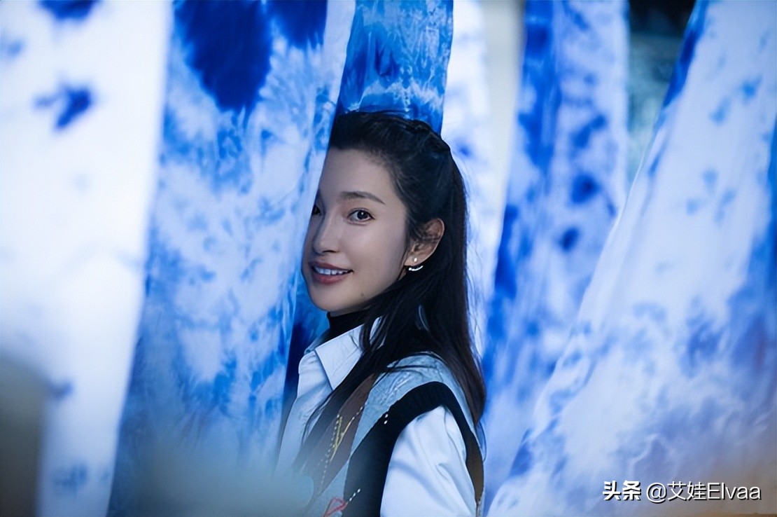 李冰冰成香港回归晚会大赢家，穿套装美成央视脸，新造型彻底封神