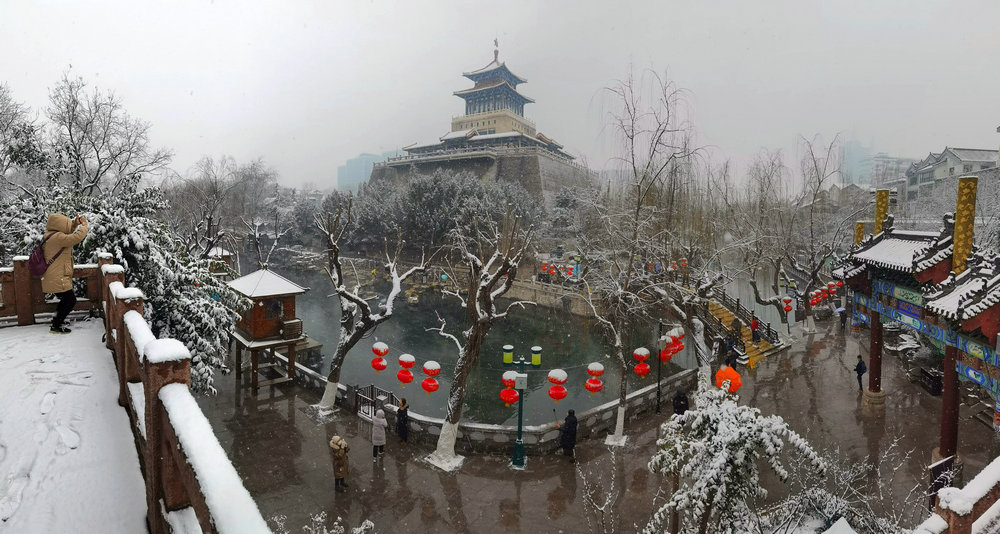 雪送祥瑞兆丰年：济南市民冒雪赏景