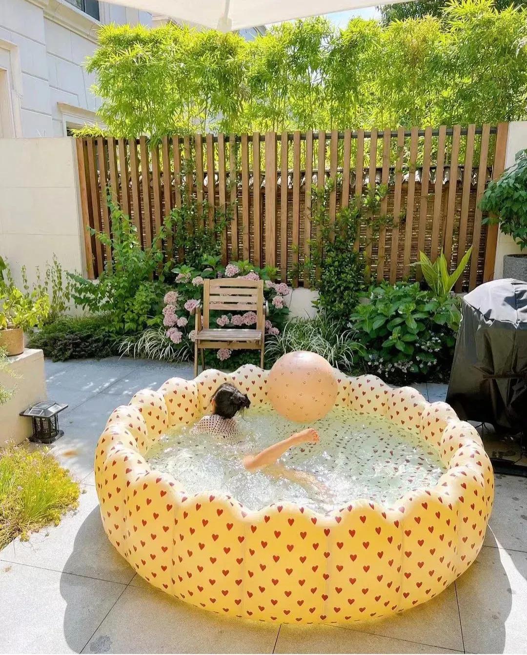 陈赫家俩女儿长大，夏日豪宅内玩水