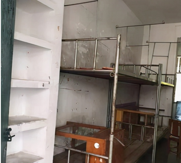 全国最寒酸大学宿舍上榜，环境堪比荒野求生现场，网友看了都摇头