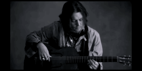 顶流巨星遭封杀？因家暴跌下神坛，还被质疑不会演戏，全靠服化道