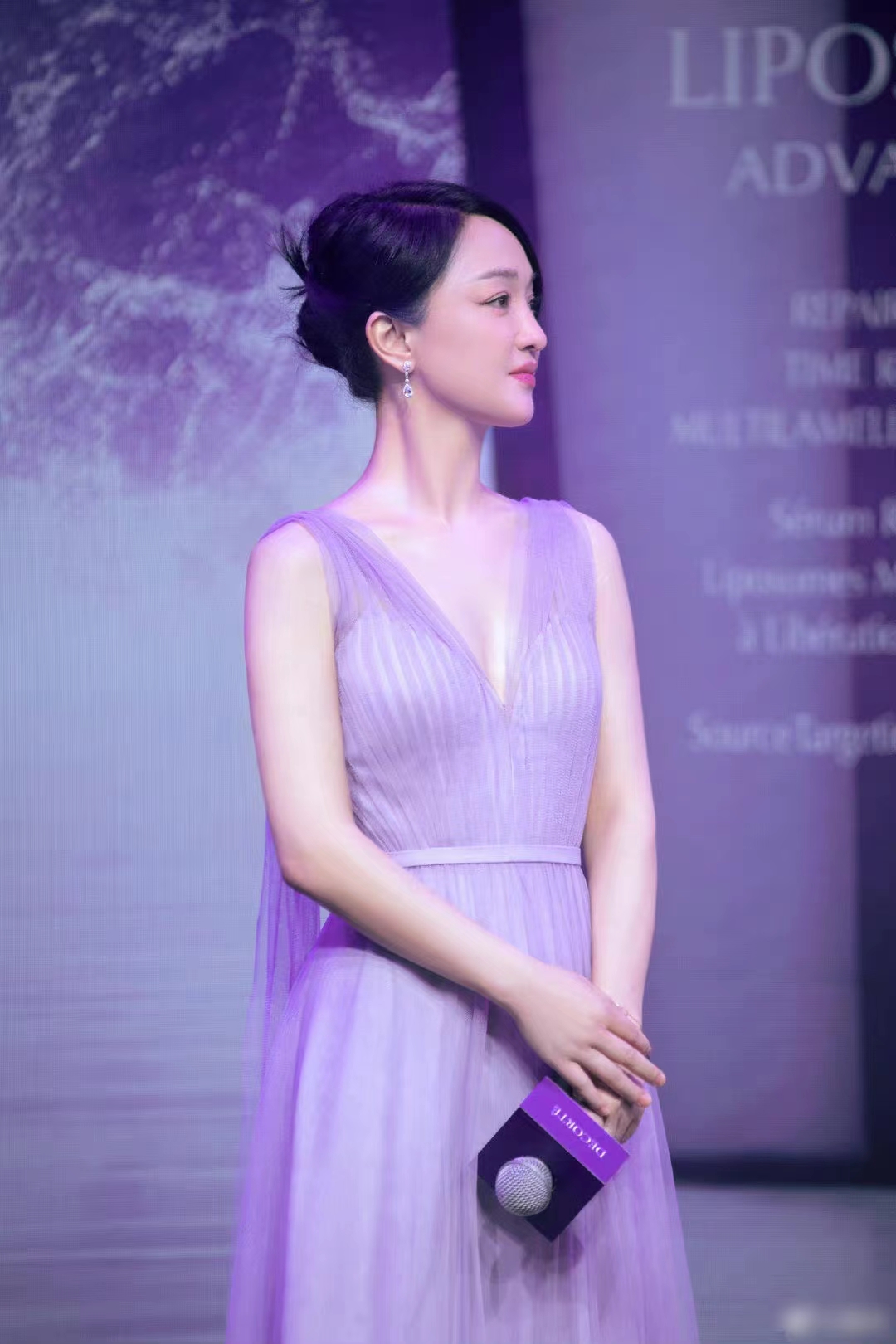 周迅太有灵气了，一袭紫色纱裙轻盈唯美、宛若仙子，哪像奔五的人
