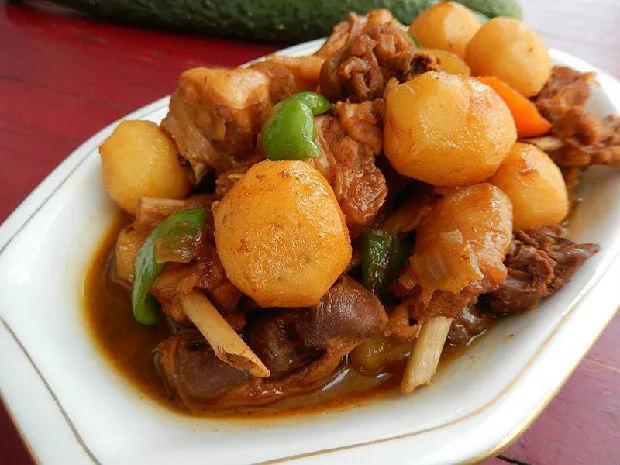 炖鸡块，鸡块焯水就错了，难怪腥气发柴不好吃，大厨：这样做才对