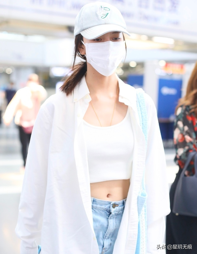 宋妍霏穿白衬衫搭配浅色牛仔裤机场秀纤腰休闲清爽