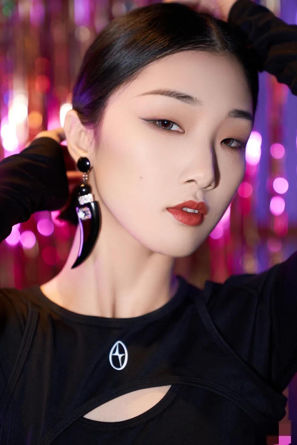 但是以我们传统的眼光来看,她不是美女,首先眼睛就不达标,单眼皮细长
