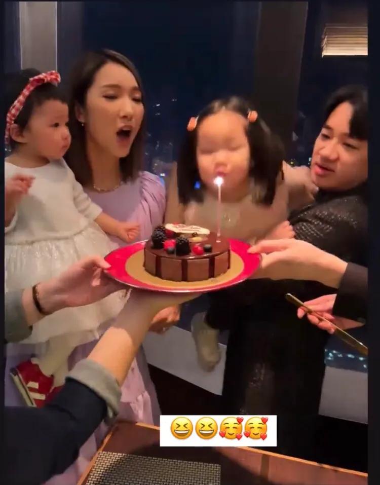 王祖蓝晒全家福为老婆李亚男庆生，大女儿抢着吹蜡烛模样超可爱