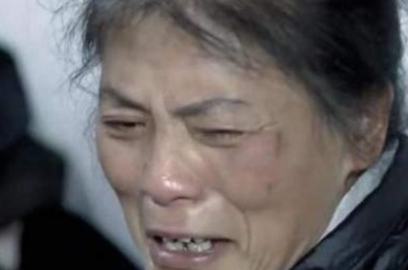 2015年湖南女大学生因爱精神失常，竟为50岁流浪汉生子，母亲崩溃