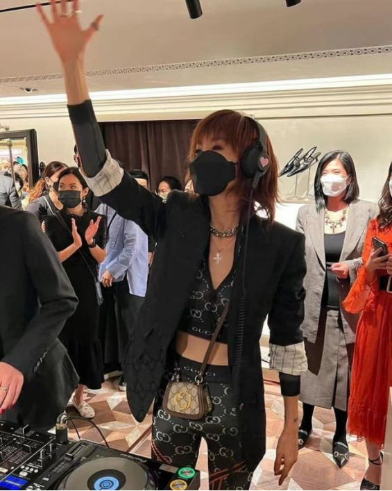 影帝影后大同框！60岁女神张曼玉化身DJ，郭富城谢霆锋被指似保镖