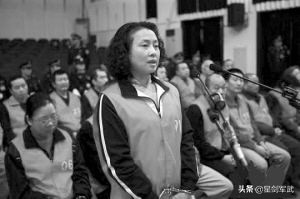 2009年重庆女黑老大被捕，出动200名警察，解救上百名被囚禁女性