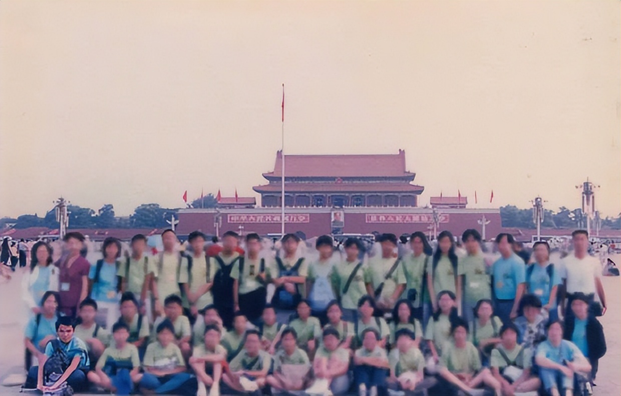 王祖蓝晒天安门留影新旧对比照 直呼