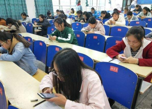 河南一女大学生手机摔坏，上课时表现反常，室友称其“灵魂出窍”