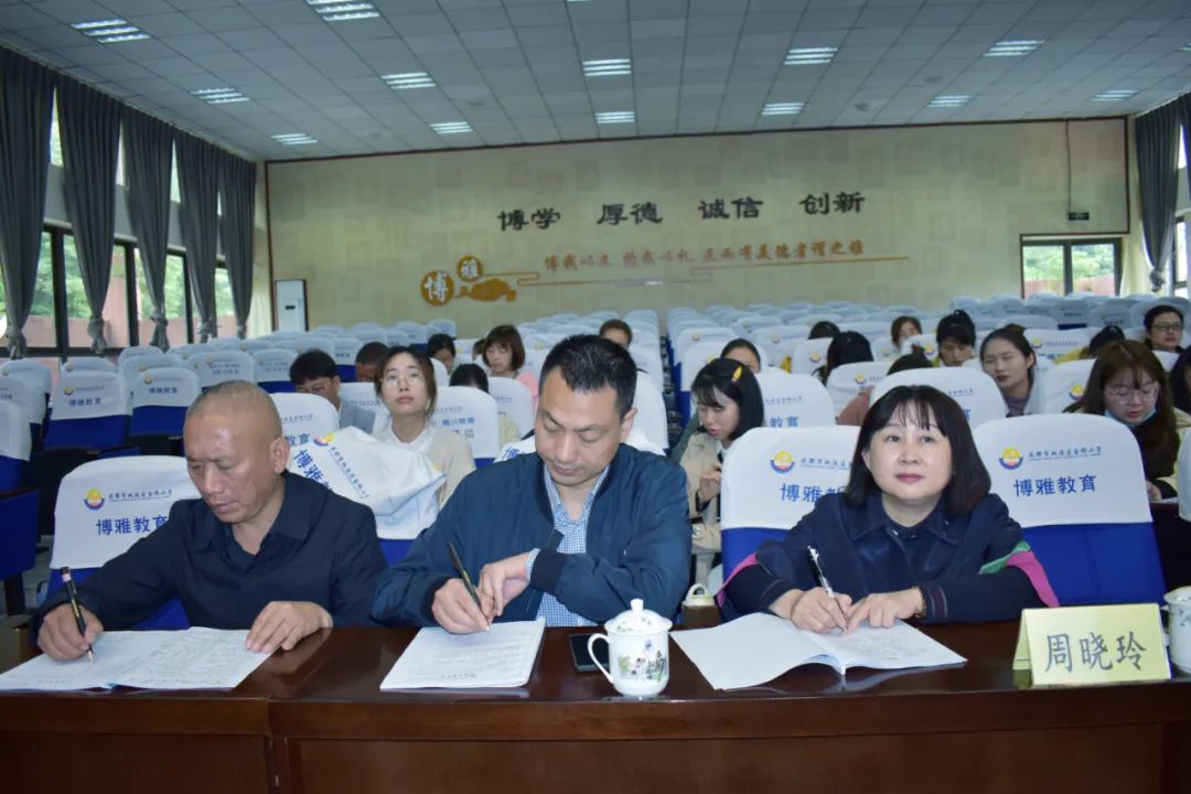 双流区名师周晓玲工作室学员们在导师周晓玲的带领下送教金桥小学