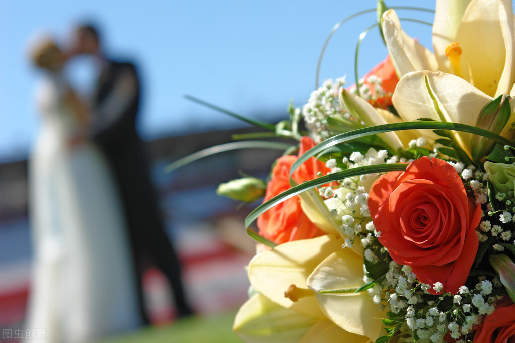 千里姻缘一线牵，今天我们学婚礼上经常出现的单词wedding