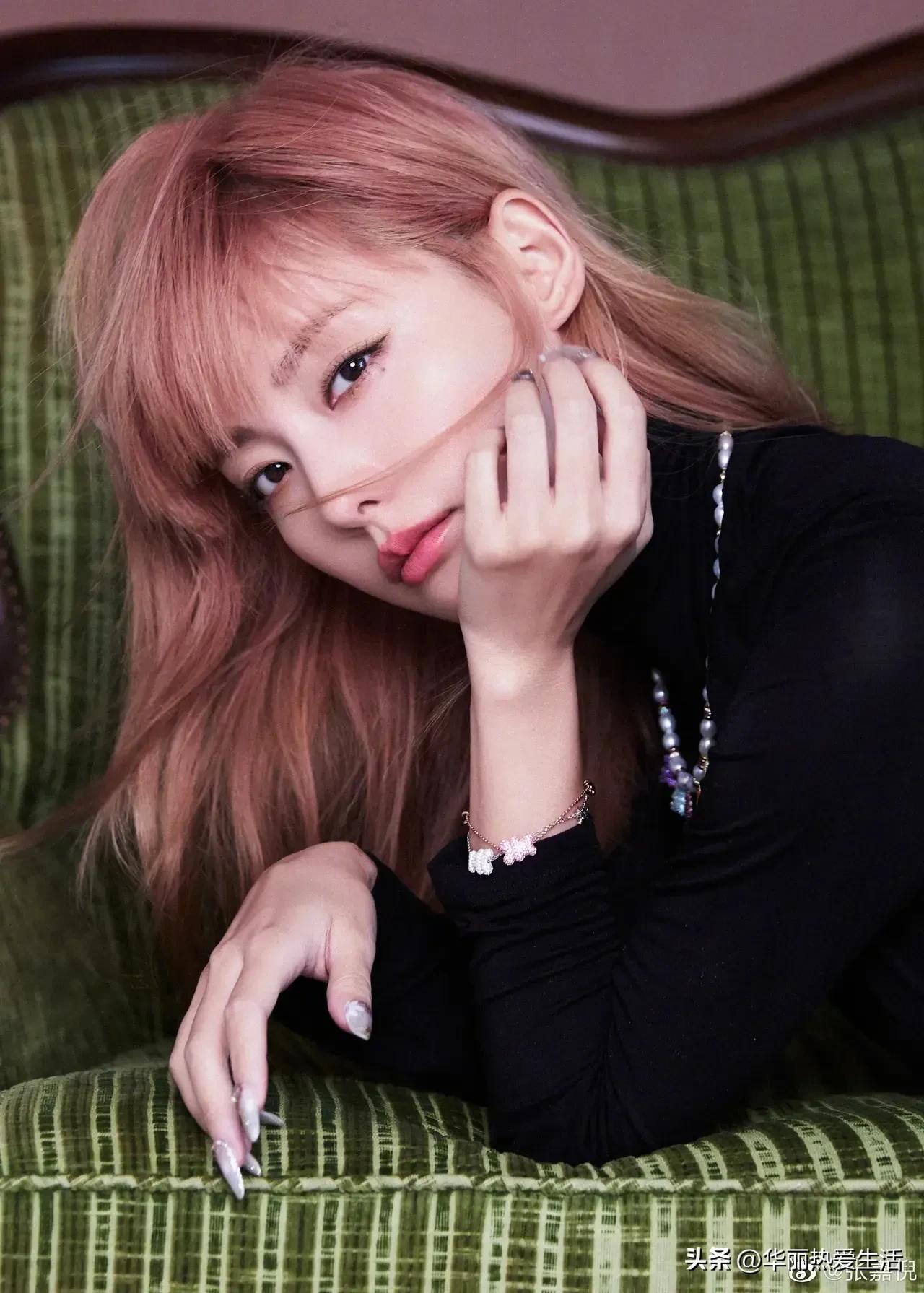 张嘉倪染黄色发型皮肤黝黑