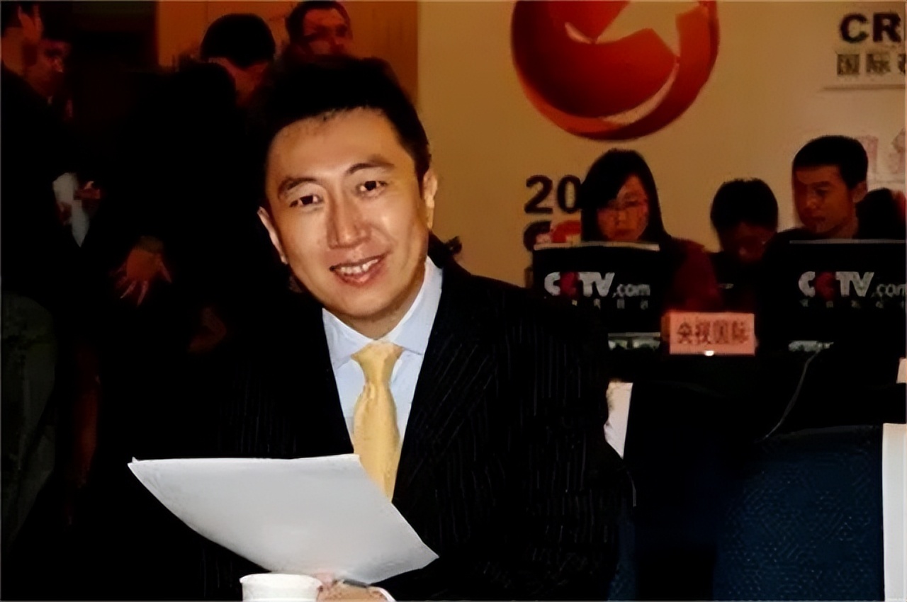 央视主持人陈伟鸿：55岁依然儒雅知性，一儿一女让人很羡慕