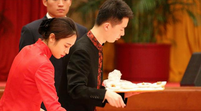 金牌服务员姚碧：从酒店到国宴管理员，23岁的湘妹子有何过人之处