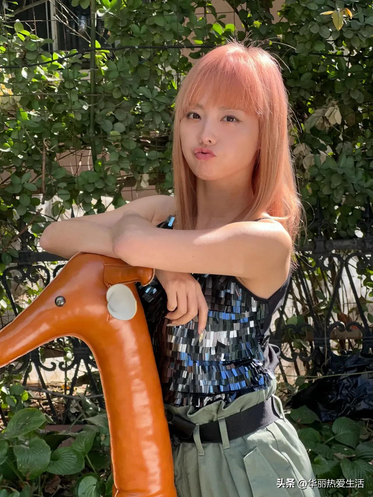 张嘉倪染黄色发型皮肤黝黑