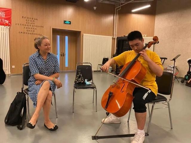 山东男孩成绩平平，本想艺考进名校，结果高考直接逆袭开挂成状元