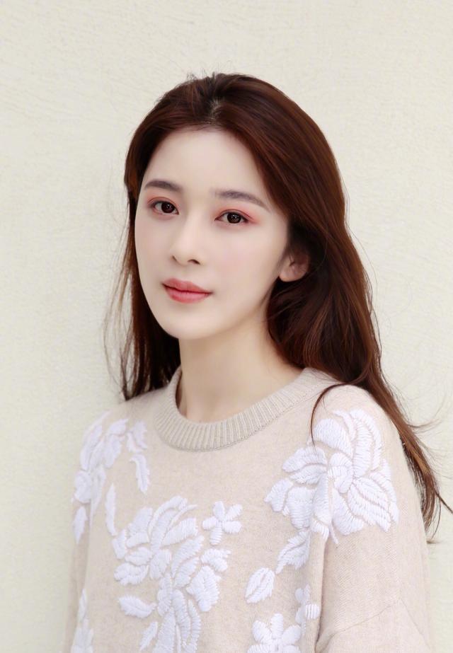 a:你说的田曦薇和赵樱子目前来讲,都算是黑红路线