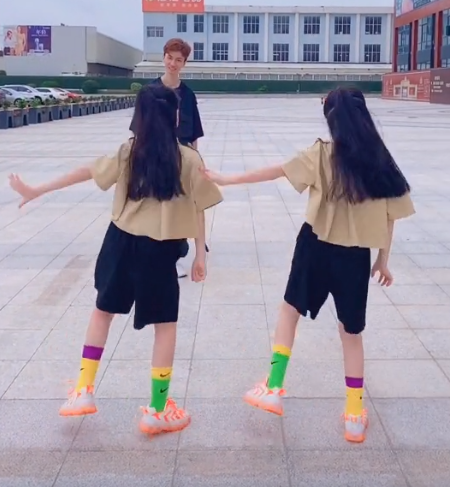 全网最默契姐妹花：“复制粘贴”双胞胎，自学跳舞圈粉1600万