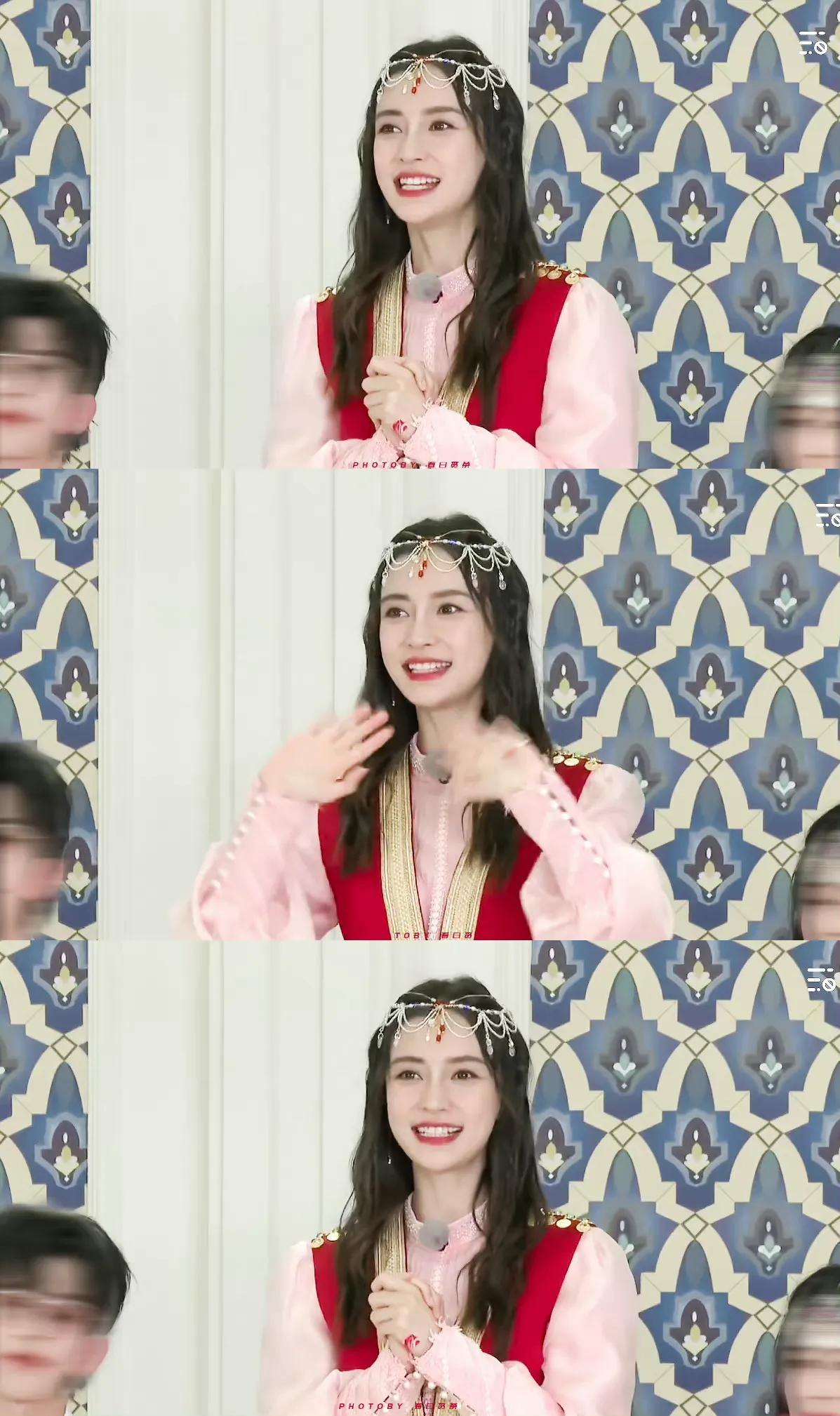 综艺《奔跑吧》直播截图中的baby小姐姐和新疆路透哦