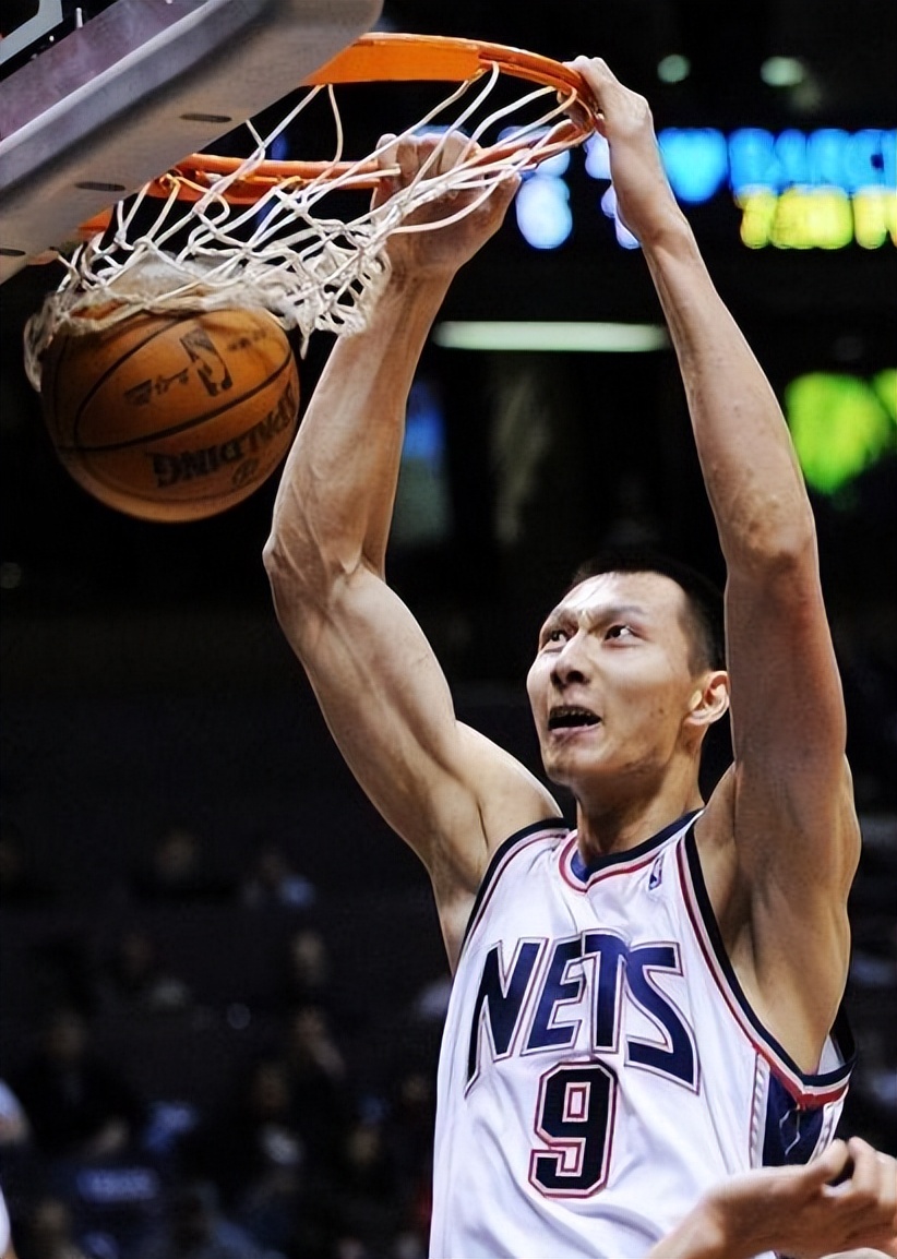 易建联身高2米13臂展2米22,这臂展已经足够出色.