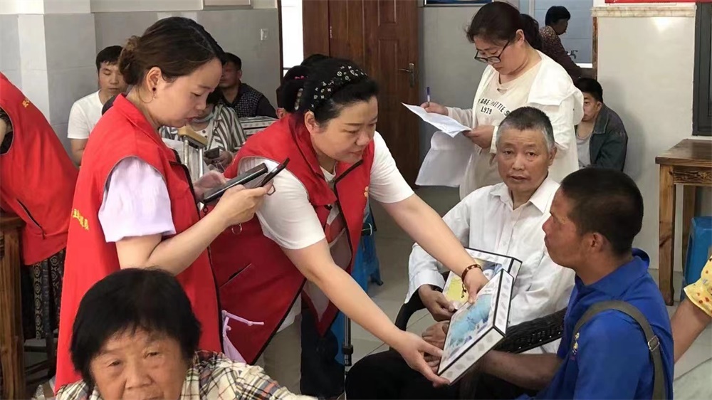 用爱助残，让阳光照进残疾人的心田