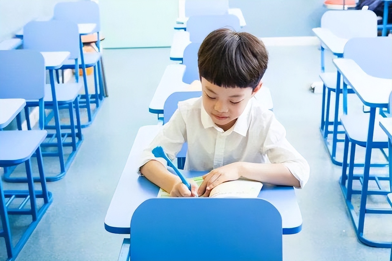 奶奶带娃真有一套,用一个"笨办法"轻松培养孙子的专注力,佩服