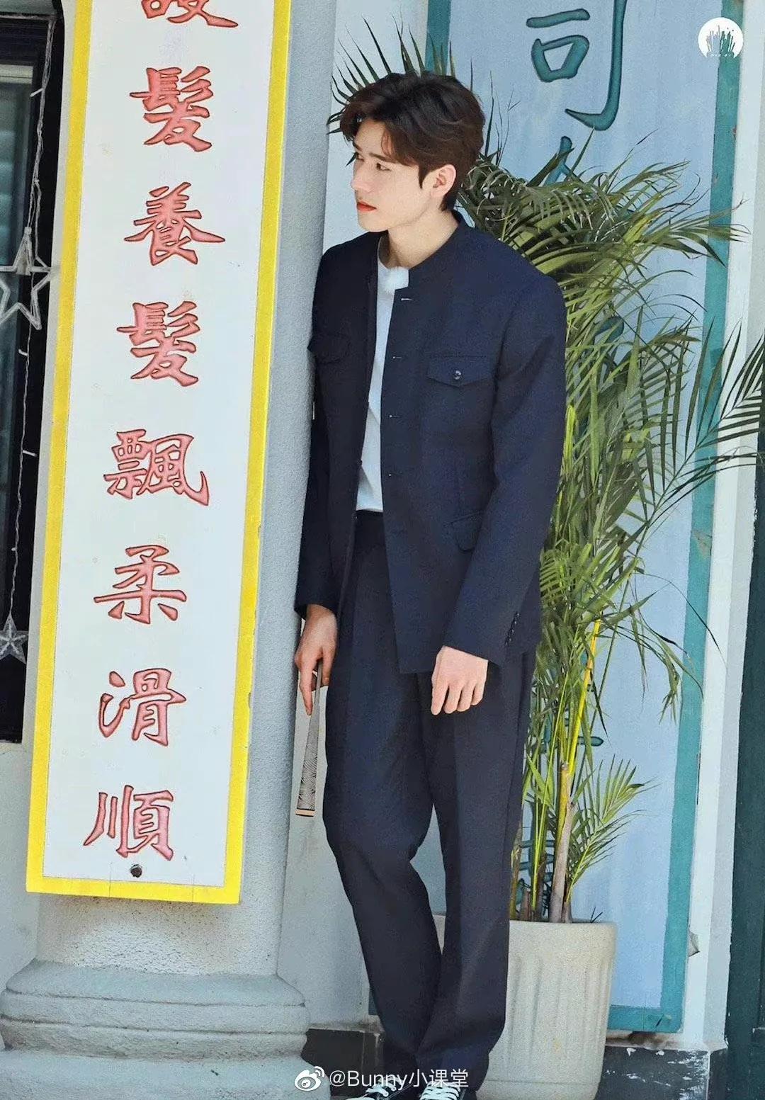 综艺《极限挑战》横店路透中帅气的龚俊