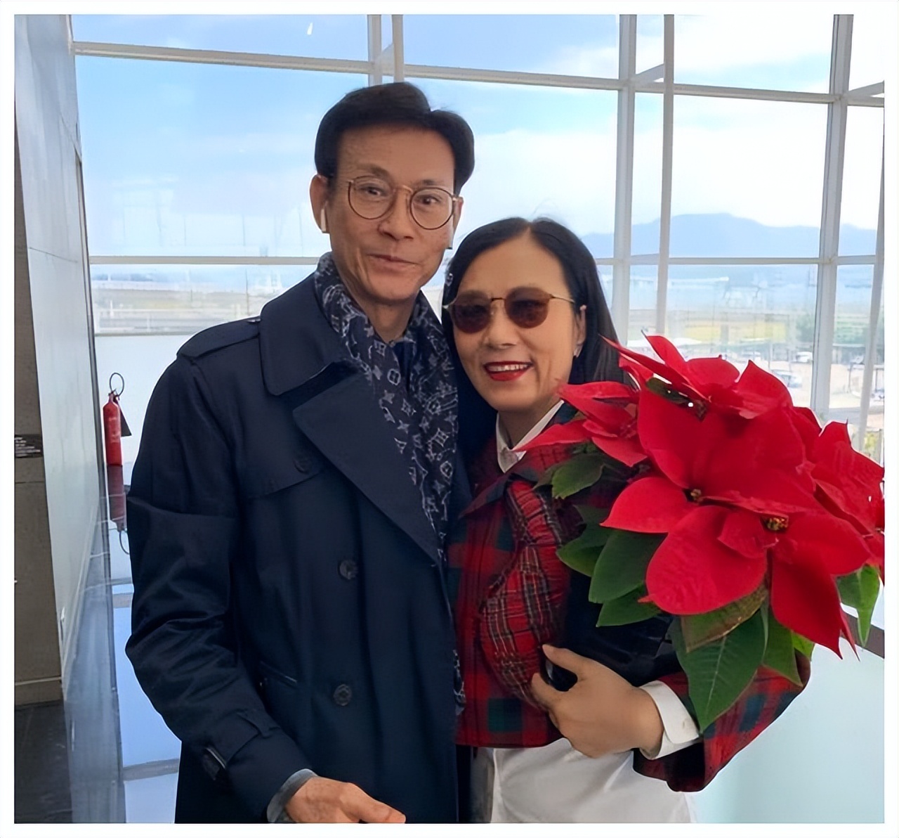 郑少秋助阵女儿演唱会，别人七十多都成老爷爷了，他还这么帅气