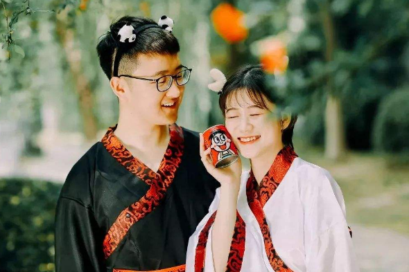 高颜值情侣双双保研到名校，一起努力，这才是大学生正确的恋爱观