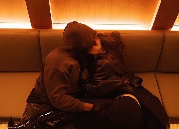 男女朋友亲密图片(坎爷与32岁女演员靠墙拥吻) - 赤虎壹号