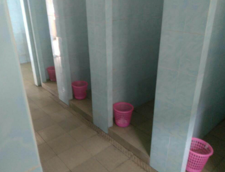 小学生来例假“无厕可用”，曾向老师求助反被拒，还遭同学们嘲笑