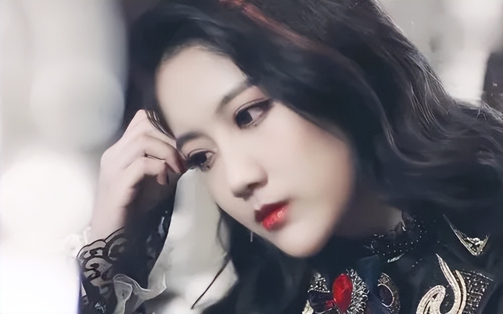 李艺彤清新甜蜜，灵动又亲切，明艳不可方物，尽显少女活力