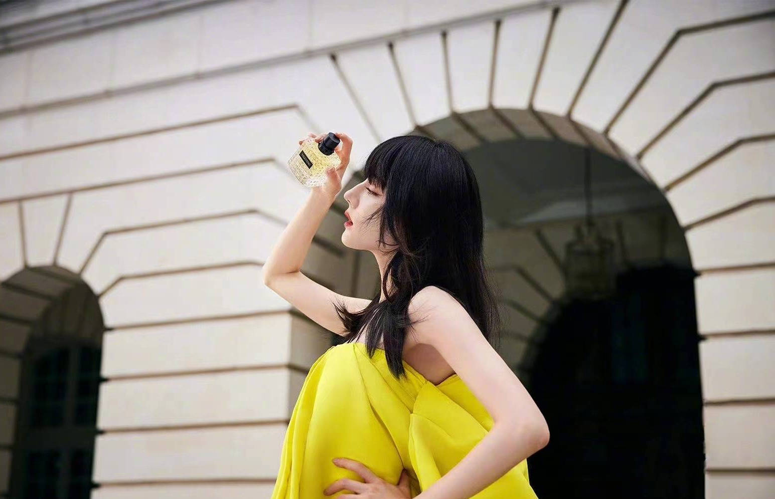 热巴穿仙女裙赤脚舞动 明艳黄色凸显白皙皮肤