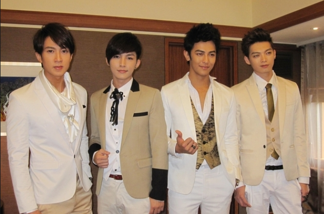 飞轮海海报(时隔10年再合体吴尊辰亦儒越老越帅气)