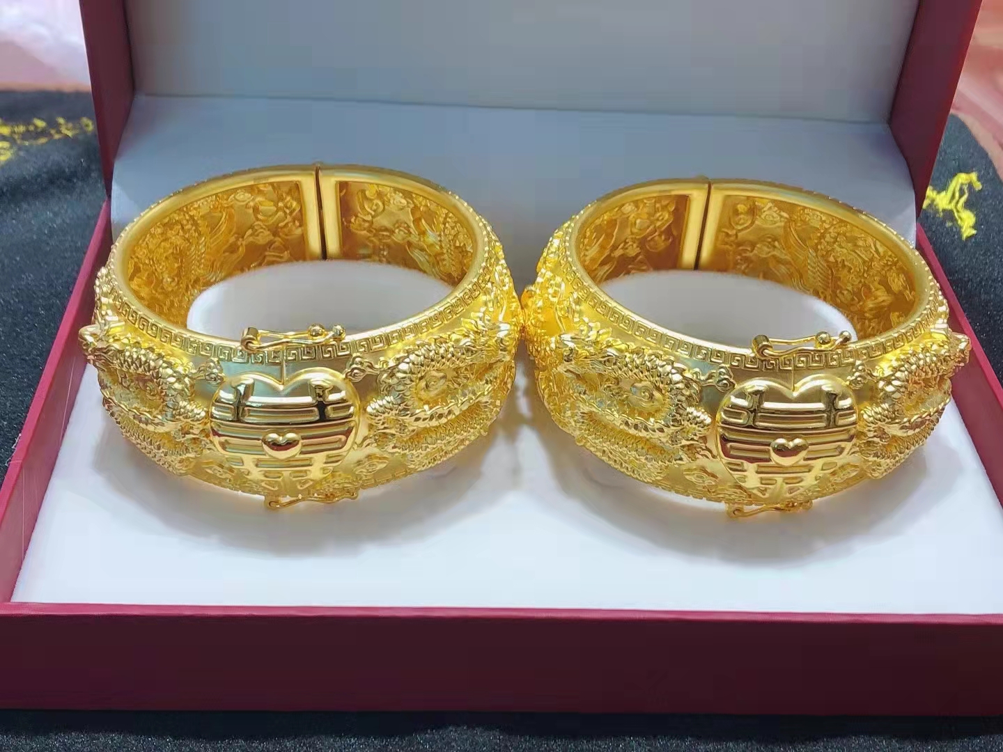 结婚买三金首饰，选黄金手镯还是黄金手链？看预算就知道了