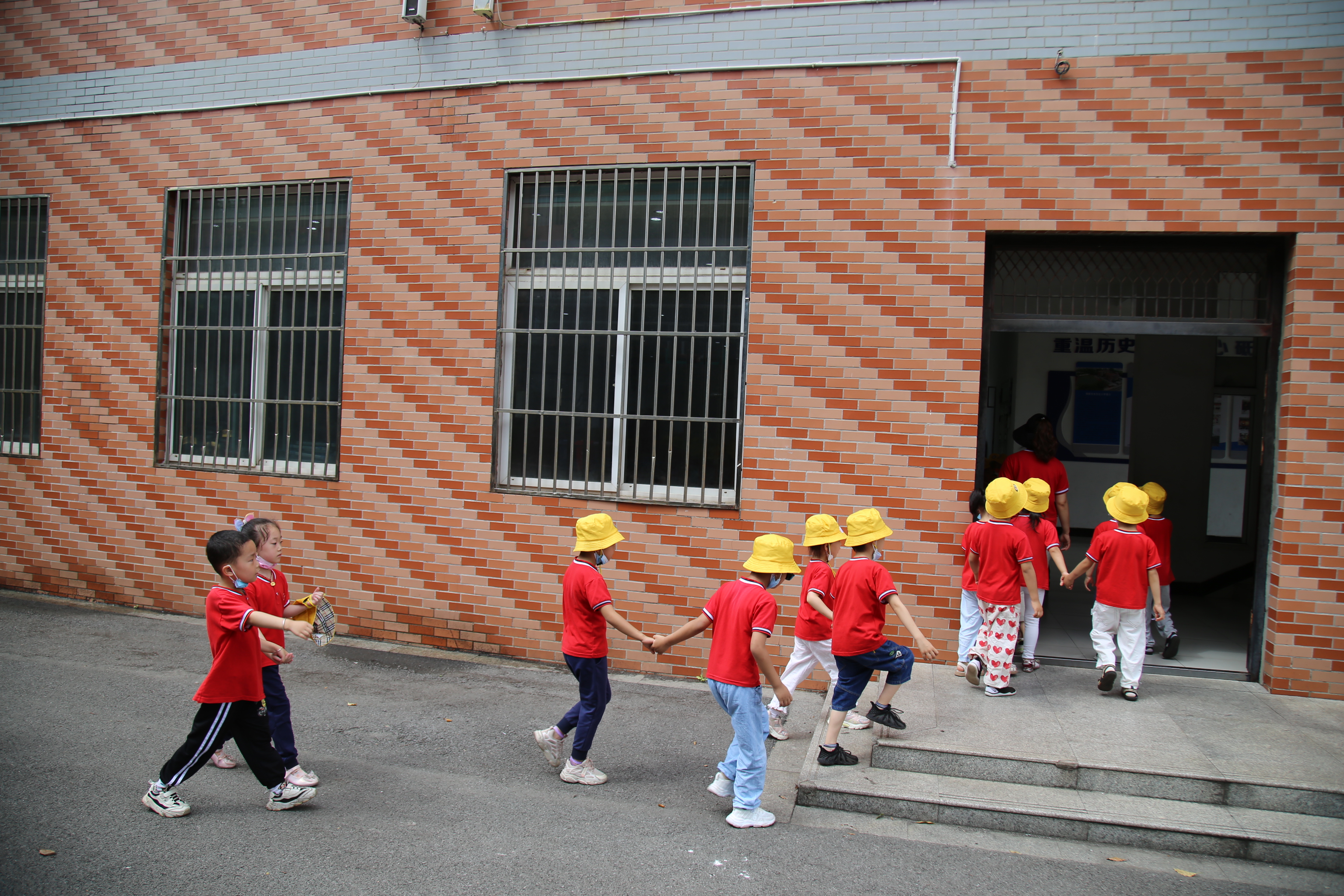 幼儿园孩子进东方红小学 体验小学生活