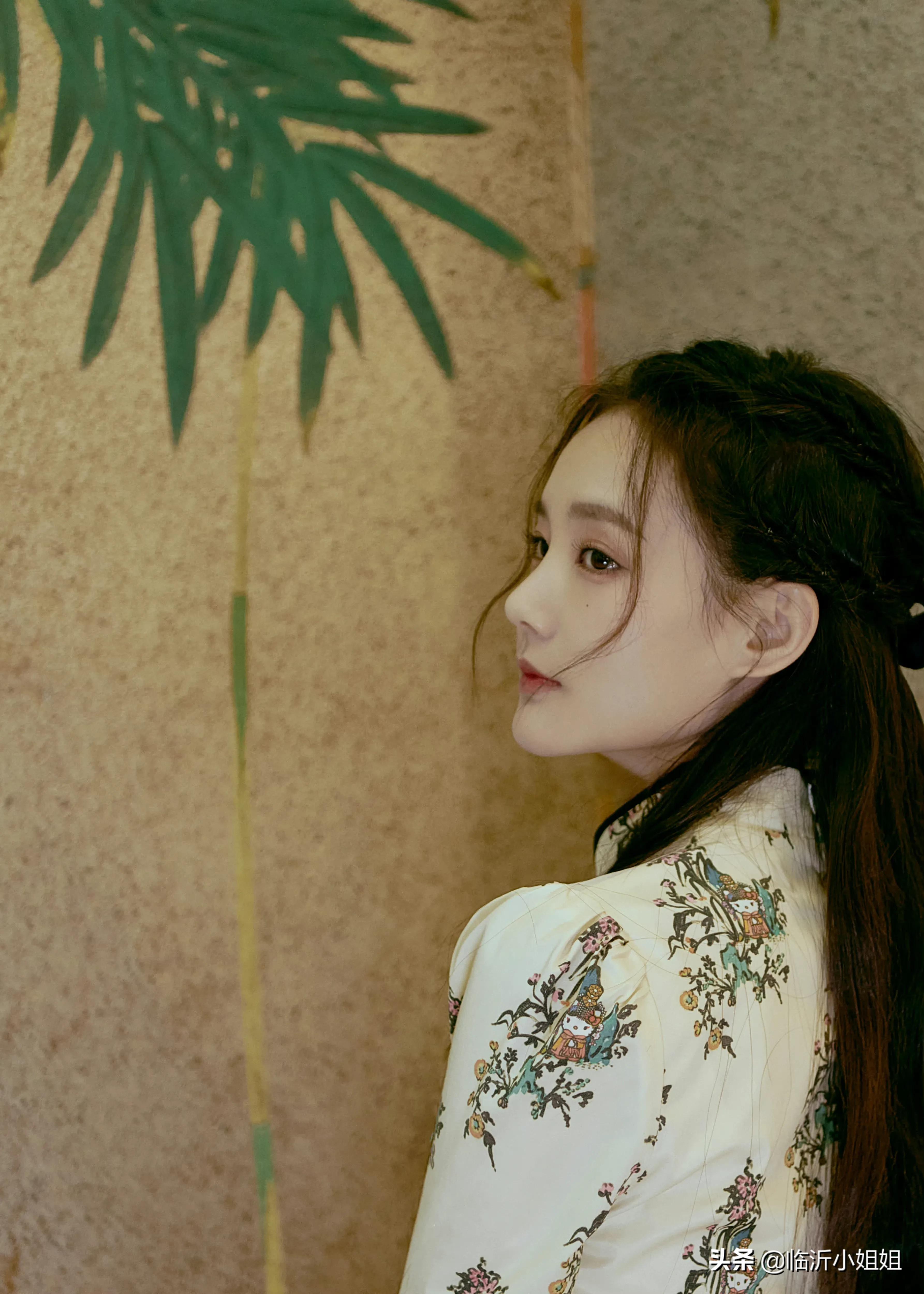 李一桐，出水芙蓉般的美貌少女，柔情似水的气息，美爆啦