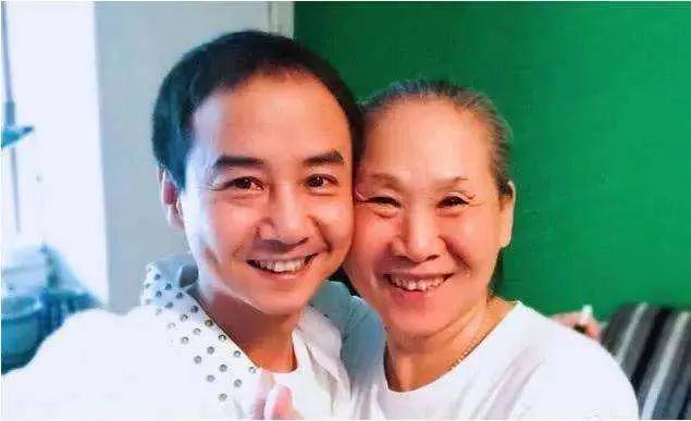 演员毛孩：用前途换母亲余生快乐，母亲火了我没戏拍，也无怨无悔